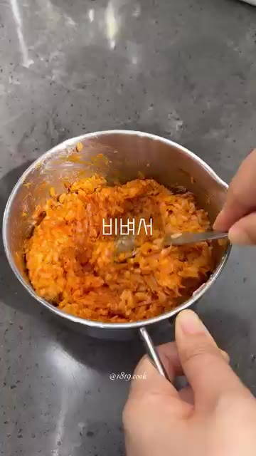장갑을 끼고 밥을 동그란 주먹밥 모양으로 만든다. — 매콤달콤 고추장 참치 주먹밥 만들기