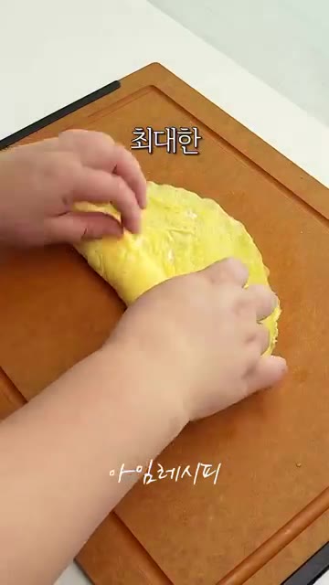 만든 달걀 지단을 한 김 식힌 뒤 돌돌 말아 최대한 가늘게 채 썰어… — 추석연휴 급찐급살 뱃살 쏙! 들어가는 밥 없는 김밥