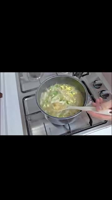 송송 썬 대파를 넣고 간을 맞춘다. — 들기름에 황태와 무를 볶아서 끓이는 시원한 황태콩나물국