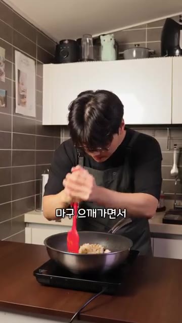 볶은 김치에 찬밥을 넣고 밥알이 으깨지지 않도록 마구 섞어가며 볶아준다. — 김치볶음밥이 25,000원
