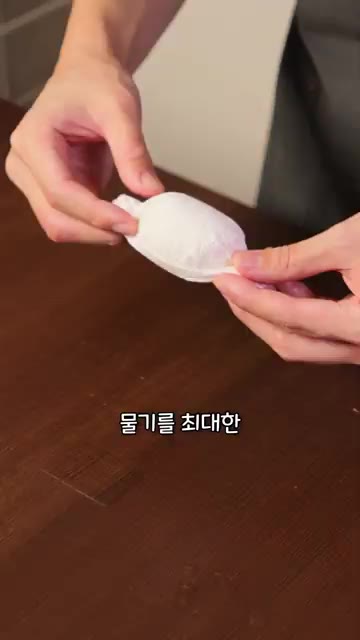 삶은 계란 껍질을 벗겨 키친타월로 물기를 제거한 뒤 180도로 예열… — 김치볶음밥이 25,000원