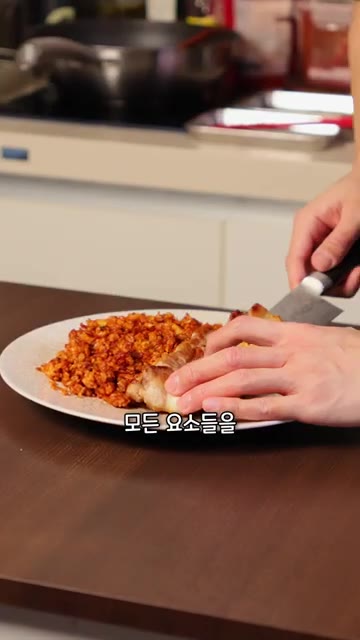 볶은 김치볶음밥 위에 썰어둔 삼겹살, 튀긴 계란, 쫑파 렐리쉬를 보… — 김치볶음밥이 25,000원
