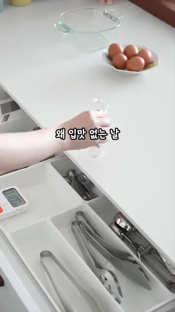 계란, 소금, 참기름을 넣고 섞은 후, 80도 이상으로 데운 뜨거운… — 전자렌지 푸딩 계란찜 레시피😋