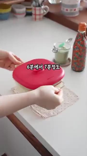 전자레인지에서 꺼낸 푸딩처럼 부드러운 계란찜을 맛있게 즐깁니다. — 전자렌지 푸딩 계란찜 레시피😋