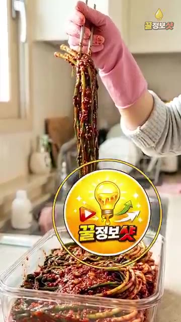 한 번 먹을 만큼씩 타래 지어 김치통에 눌러 담고 통깨를 뿌려줍니다. — 고깃집 이모님이 알려주는 부추김치 양념 안 겉도는 비법
