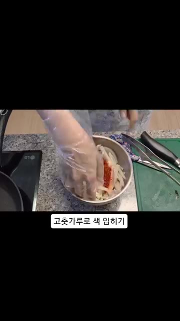 설탕 3T와 소금 1/3 T를 넣고 조물조물 버무려 절인다. — 오늘의 신혼집밥🏡 무생채 만들기