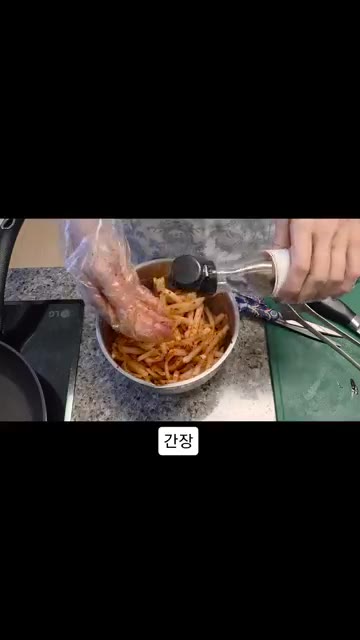 고춧가루를 넣고 색을 입힌다. — 오늘의 신혼집밥🏡 무생채 만들기