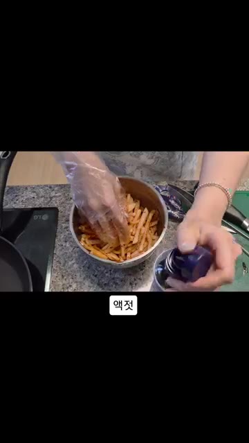 간장, 식초, 액젓을 넣고 버무린다. — 오늘의 신혼집밥🏡 무생채 만들기