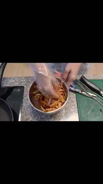 썰어둔 파를 넣고 섞어준다. — 오늘의 신혼집밥🏡 무생채 만들기
