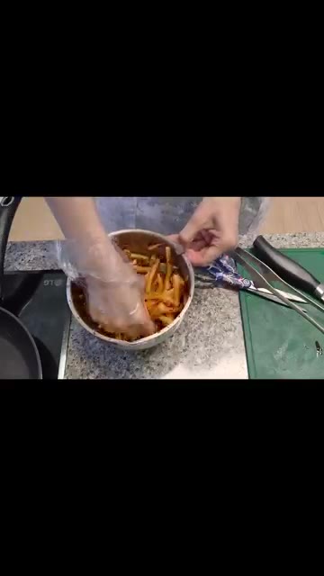 마지막으로 참기름을 넣고 버무려 완성한다. 무생채 완성! — 오늘의 신혼집밥🏡 무생채 만들기