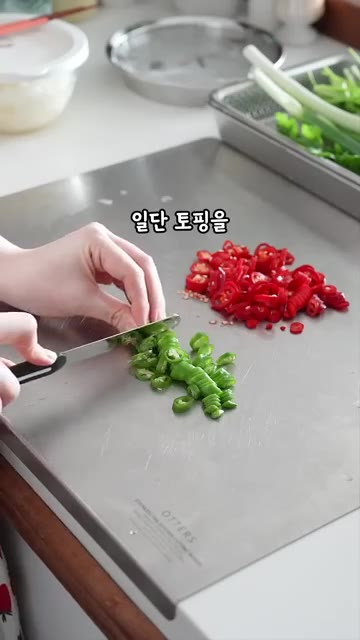 냄비에 물을 붓고 시판 쌀국수 소스를 넣어 육수를 끓인다. — 집에서 라면처럼 쉽게 🍜꼼수 쌀국수 만들기
