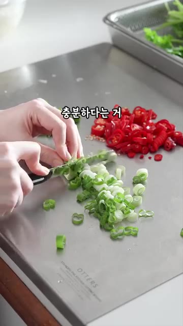 육수가 끓으면 샤브샤브용 고기를 넣고 익힌다. — 집에서 라면처럼 쉽게 🍜꼼수 쌀국수 만들기