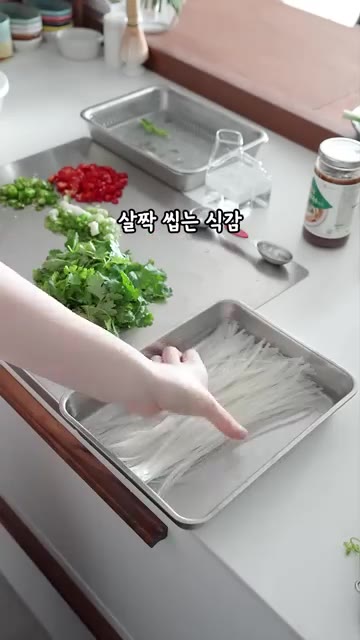 익힌 고기를 올리고 뜨거운 육수를 부은 뒤, 준비한 고추, 대파,… — 집에서 라면처럼 쉽게 🍜꼼수 쌀국수 만들기