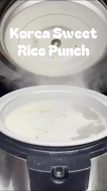 엿기름에 물을 붓고 손으로 비벼 뽀얀 물을 걸러낸다. — Korea Sweet Rice Punch
