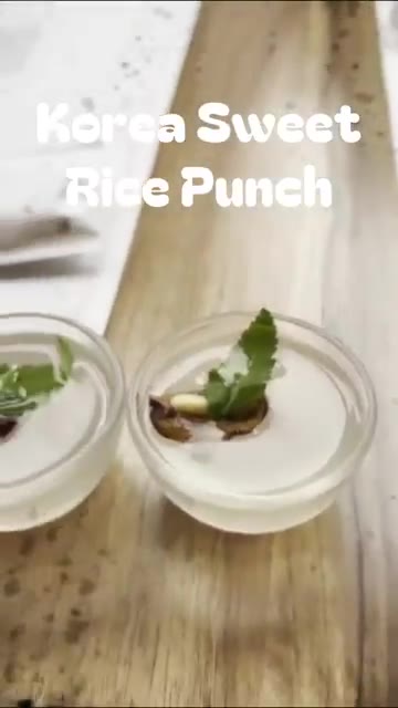 설탕, 생강, 대추를 넣고 끓인 후 잣을 띄워 완성한다. — Korea Sweet Rice Punch