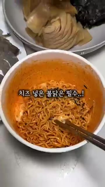 김 위에 백김치, 새우, 소스를 올려 먹으면 정말 맛있습니다. — 생새우회 씨를 말려 저장각 간단 레시피