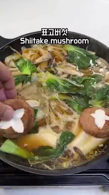 표고버섯과 팽이버섯을 넣고 끓인다. — 소고기 버섯전골 레시피