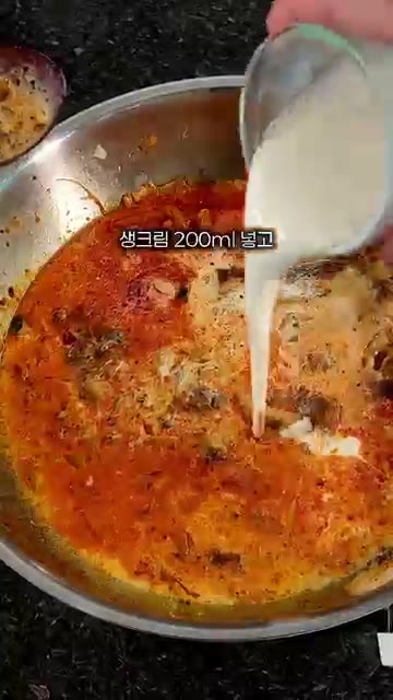 우유와 생크림을 붓고 굴소스, 참치액, 소금을 넣어 끓인다. 취향에… — 맵찔이 극락 보내는 '크림의 악마' 크림짬뽕