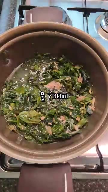 참치 기름에 미역을 볶다가 물 700ml를 붓고 끓입니다. — 간단하고 맛있는 참치미역국 레시피