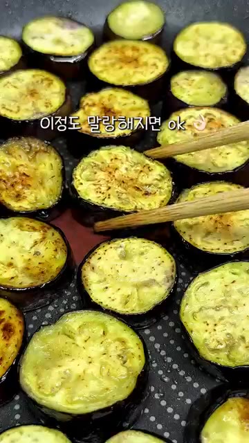 가지 윗면에도 올리브유를 뿌리고 뒤집어가며 말랑해질 때까지 구워줍니다. — 가지 이렇게 구우면 미칩니다.. 맥주 안주로 무조건 저장하세요!