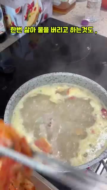 삶은 등갈비를 냄비에 넣고 김치, 고춧가루, 갈아둔 사과를 넣는다. — 설탕 대신 '이거' 넣으면 맛이 달라지는 등갈비찜 레시피