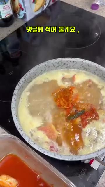 청간장을 넣고 국물 맛을 깔끔하게 만든다. — 설탕 대신 '이거' 넣으면 맛이 달라지는 등갈비찜 레시피