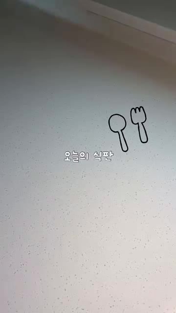 볶은 소고기와 채소를 밥 위에 올리고 참기름과 깨를 뿌린다. 오늘의 식판 — 아기 소고기양배추덮밥 ㅣ 한 그릇 뚝딱 유아식 레시피
