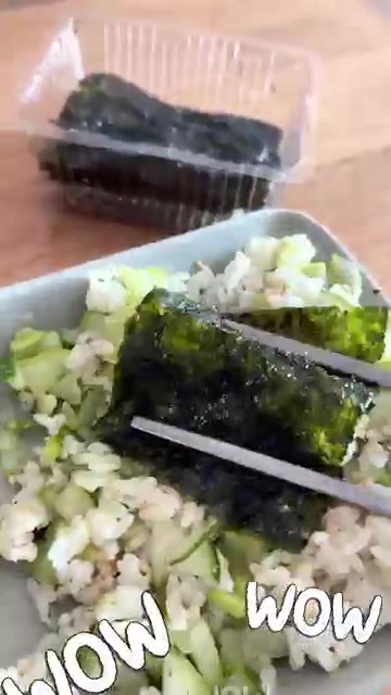 조미김에 양념된 밥을 올리고 김으로 감싸주면 완성입니다. — 홍진경 오이김밥 레시피: 다이어트 김밥 만들기
