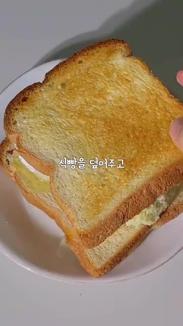 액상 알룰로스를 뿌려줍니다. — 할매입맛 취저 인절미 토스트