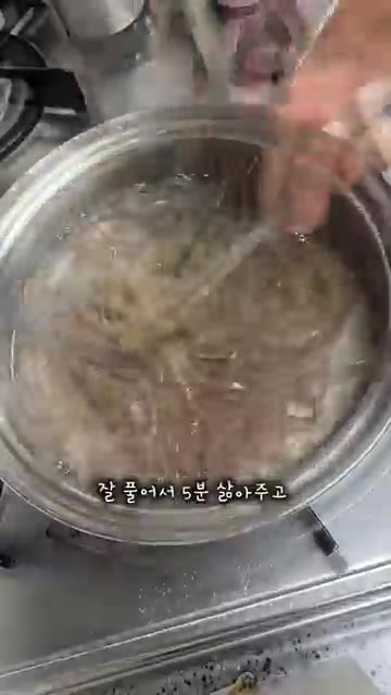 끓는 물에 메밀면을 넣고 잘 풀어 5분간 삶아줍니다. — 봄동비빔밥 좋아한다면 이 조합 꼭 드셔보세요! 생나물메밀비빔면
