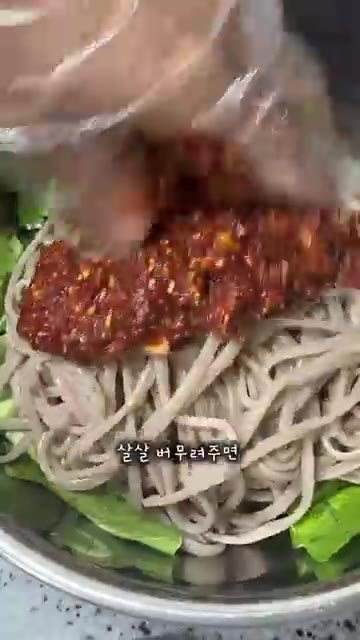 볼에 준비한 나물과 메밀면, 양념장을 모두 넣고 살살 버무려주면 완… — 봄동비빔밥 좋아한다면 이 조합 꼭 드셔보세요! 생나물메밀비빔면
