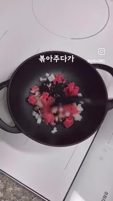 팬에 소고기 다짐육을 넣고 양파와 다진 마늘을 넣어 볶는다. — 배도라지즙으로 감칠맛 올린 초간단 소고기덮밥