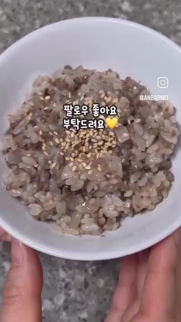 참깨를 뿌려 완성한다. — 배도라지즙으로 감칠맛 올린 초간단 소고기덮밥