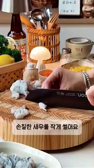 손질한 새우를 작게 썰어줍니다. — 김으로 컵스시 만들기: 집들이 메뉴로 딱!