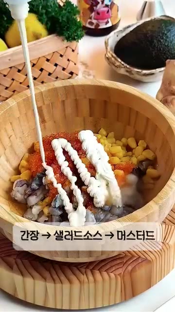볼에 썰어둔 새우, 옥수수 알갱이, 날치알을 넣고 간장, 샐러드소스… — 김으로 컵스시 만들기: 집들이 메뉴로 딱!