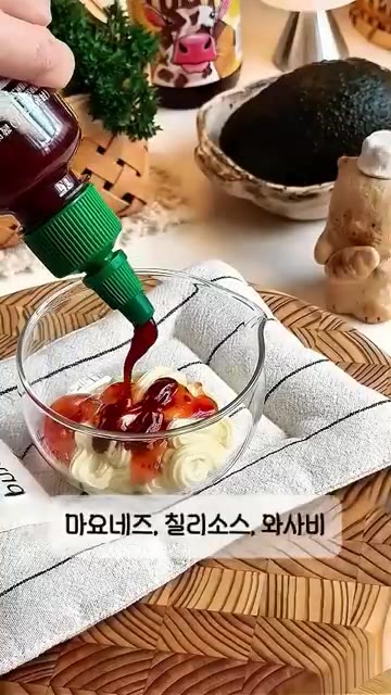 다른 그릇에 마요네즈, 칠리소스, 와사비를 넣고 골고루 섞어 소스를… — 김으로 컵스시 만들기: 집들이 메뉴로 딱!
