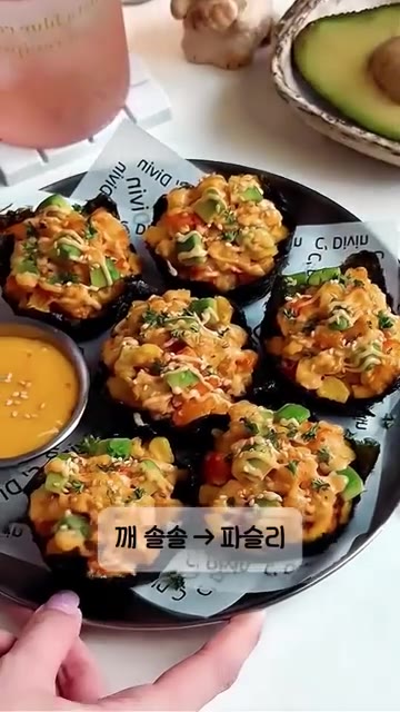 구워진 컵스시에 썰어둔 아보카도를 올리고 준비한 소스를 뿌려줍니다. — 김으로 컵스시 만들기: 집들이 메뉴로 딱!