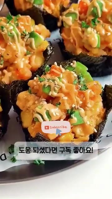 마지막으로 깨와 다진 파슬리를 뿌려 컵스시를 완성합니다. — 김으로 컵스시 만들기: 집들이 메뉴로 딱!