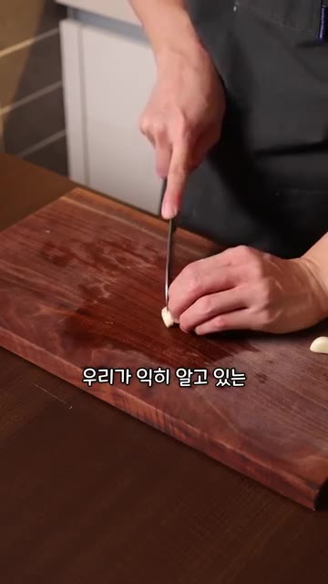 베이컨을 썰어 버터와 함께 팬에 볶는다. — 영국 급식은 맛있을까?