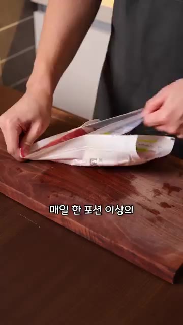 볶은 베이컨에 양파와 마늘을 넣고 볶는다. — 영국 급식은 맛있을까?