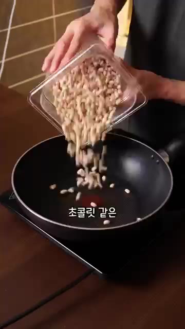 팬에 식용유를 두르고 생선튀김을 노릇하게 튀긴다. — 영국 급식은 맛있을까?