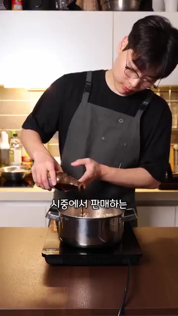 모닝빵을 반으로 가른다. — 영국 급식은 맛있을까?