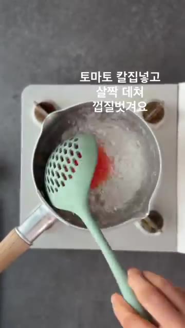 계란 3개에 치킨스톡 2/3큰술을 넣고 잘 풀어주세요. — 몽글몽글 촉촉하게 이연복 토달볶
