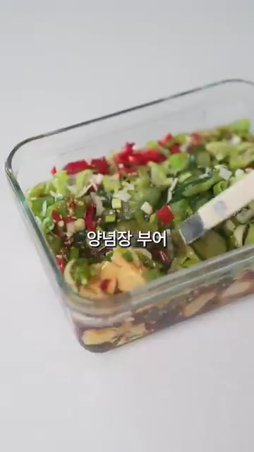 순두부를 적당한 크기로 잘라 용기에 담아주세요. — 순두부 오이 무침 레시피