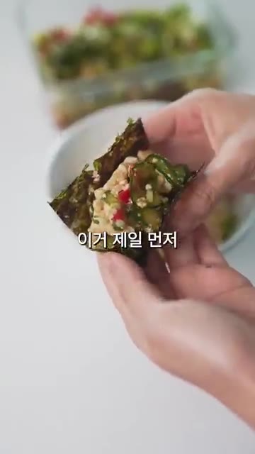 오이는 얇게 썰어 소금을 약간 넣고 물기를 꼭 짜서 순두부 위에 올… — 순두부 오이 무침 레시피