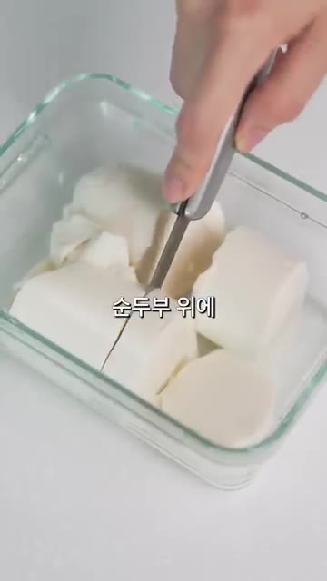 간장 100ml, 설탕 1T, 참기름 2T를 섞어 양념장을 만들어주세요. — 순두부 오이 무침 레시피