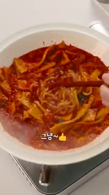 물, 국간장, 꽃게액을 넣고 간을 맞춰줍니다. 꽃게액이 없다면 미원… — 투다리 사장님 긴장시킬, 김치우동🍜
