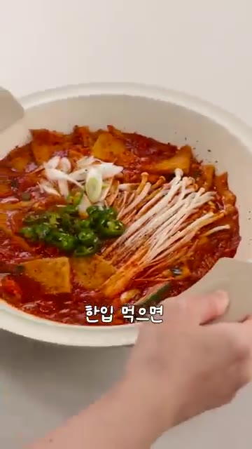 국물이 보글보글 끓기 시작하면 우동면을 넣습니다. 대파, 팽이버섯,… — 투다리 사장님 긴장시킬, 김치우동🍜