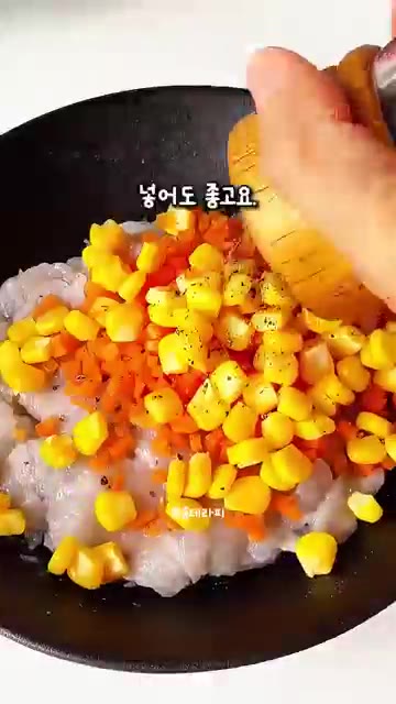 새우살, 당근, 브로콜리를 다져 소금, 후추를 넣고 섞어 만두소를… — 줄 서서 먹는 딤섬집 맛 그대로! 집에서 만드는 초간단 촉촉 새우 딤섬 만두