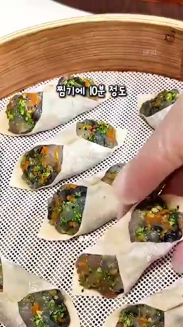 아이 간식으로 만들 경우 옥수수 콘을 추가하여 섞어준다. — 줄 서서 먹는 딤섬집 맛 그대로! 집에서 만드는 초간단 촉촉 새우 딤섬 만두